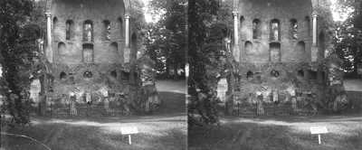 859148 Gezicht op de Barbarossa-ruïne (of St.-Maartenskapel) te Nijmegen.